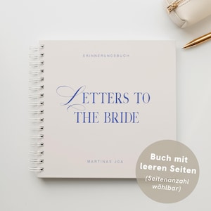 Könnte beinhalten: Ein cremefarbenes Spiralnotizbuch mit dem Schriftzug "LETTERS TO THE BRIDE" in Blau. Das Notizbuch wird von einem weißen Federmäppchen und einem goldenen Stift begleitet. Die Wörter "ERINNERUNGSBUCH" und "MARTINAS JGA" sind ebenfalls sichtbar.