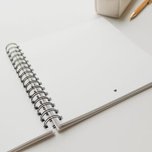 Blankobuch Kinder-Erinnerungsbuch 21x21 cm als Hardcover Ringbuch. Personalisiertes Album mit 160 g/m² FSC-Papier und Herzmotiv – ideal als Fotoalbum, Kita-Erinnerungsbuch, Kindheitsalbum, Gästebuch oder für Worte der Eltern und Erinnerungsstücke.