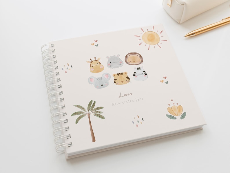 Blankobuch Kinder-Erinnerungsbuch 21x21 cm als Hardcover Ringbuch. Personalisiertes Album mit 160 g/m² FSC-Papier und Herzmotiv – ideal als Fotoalbum, Kita-Erinnerungsbuch, Kindheitsalbum, Gästebuch oder für Worte der Eltern und Erinnerungsstücke.