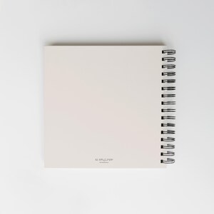 Personalisierbares JGA Blankobuch 21x21 cm als Hardcover Ringbuch mit Herzmotiv in der Fußzeile. Perfekt als Gästebuch, Fotoalbum oder Scrapbook für den Junggesellinnenabschied. Ideal zum Einkleben von Fotos, Polaroids, Erinnerungen und kreativen Ideen.