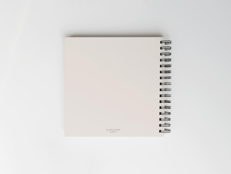 Personalisierbares JGA Blankobuch 21x21 cm als Hardcover Ringbuch mit Herzmotiv in der Fußzeile. Perfekt als Gästebuch, Fotoalbum oder Scrapbook für den Junggesellinnenabschied. Ideal zum Einkleben von Fotos, Polaroids, Erinnerungen und kreativen Ideen.