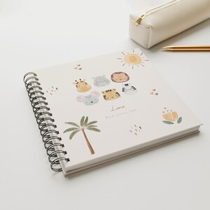 Blankobuch Kinder-Erinnerungsbuch 21x21 cm als Hardcover Ringbuch. Personalisiertes Album mit 160 g/m² FSC-Papier und Herzmotiv – ideal als Fotoalbum, Kita-Erinnerungsbuch, Kindheitsalbum, Gästebuch oder für Worte der Eltern und Erinnerungsstücke.