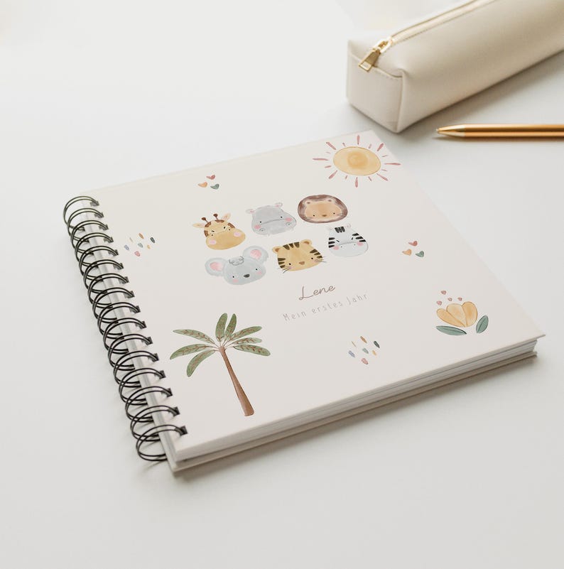 Blankobuch Kinder-Erinnerungsbuch 21x21 cm als Hardcover Ringbuch. Personalisiertes Album mit 160 g/m² FSC-Papier und Herzmotiv – ideal als Fotoalbum, Kita-Erinnerungsbuch, Kindheitsalbum, Gästebuch oder für Worte der Eltern und Erinnerungsstücke.