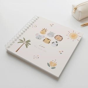 Blankobuch Kinder-Erinnerungsbuch 21x21 cm als Hardcover Ringbuch. Personalisiertes Album mit 160 g/m² FSC-Papier und Herzmotiv – ideal als Fotoalbum, Kita-Erinnerungsbuch, Kindheitsalbum, Gästebuch oder für Worte der Eltern und Erinnerungsstücke.