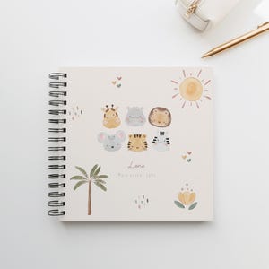 Blankobuch Kinder-Erinnerungsbuch 21x21 cm als Hardcover Ringbuch. Personalisiertes Album mit 160 g/m² FSC-Papier und Herzmotiv – ideal als Fotoalbum, Kita-Erinnerungsbuch, Kindheitsalbum, Gästebuch oder für Worte der Eltern und Erinnerungsstücke.