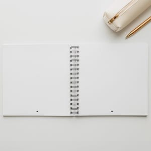 Blankobuch Kinder-Erinnerungsbuch 21x21 cm als Hardcover Ringbuch. Personalisiertes Album mit 160 g/m² FSC-Papier und Herzmotiv – ideal als Fotoalbum, Kita-Erinnerungsbuch, Kindheitsalbum, Gästebuch oder für Worte der Eltern und Erinnerungsstücke.
