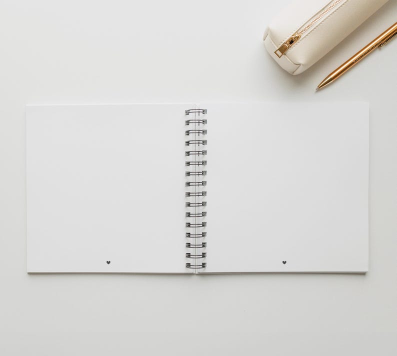 Blankobuch Kinder-Erinnerungsbuch 21x21 cm als Hardcover Ringbuch. Personalisiertes Album mit 160 g/m² FSC-Papier und Herzmotiv – ideal als Fotoalbum, Kita-Erinnerungsbuch, Kindheitsalbum, Gästebuch oder für Worte der Eltern und Erinnerungsstücke.