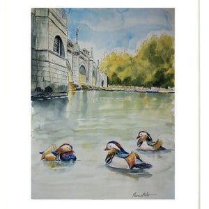 Könnte beinhalten: Aquarellmalerei einer Steinbrücke über einen Fluss mit vier Mandarinenten, die im Wasser schwimmen. Die Enten sind bunt mit orangefarbenen, weißen und schwarzen Federn. Die Brücke ist grau und hat Bögen. Das Wasser ist blau und grün.