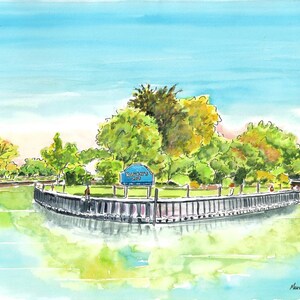 Puede incluir: Una pintura de acuarela de un parque con un paseo marítimo de madera y un letrero que dice "Ramona Park". El parque está rodeado de árboles y agua.