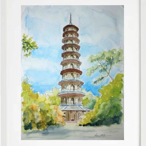 Puede incluir: Pintura a la acuarela de una pagoda de varios niveles con techo marrón y paredes beige, sobre un cielo azul. La pagoda está rodeada de exuberante follaje verde y amarillo, enmarcada en un paspartú blanco.