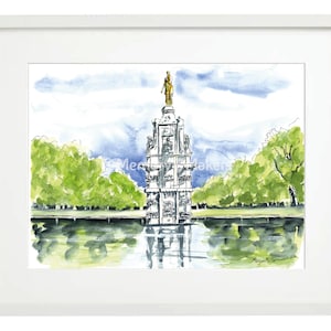 Könnte beinhalten: Aquarellmalerei eines weißen Turms mit einer goldenen Statue auf der Spitze, umgeben von grünen Bäumen und einem reflektierenden Teich. Das Gemälde ist in Weiß gerahmt.