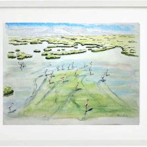 Puede incluir: Pintura acuarela de una bandada de flamencos rosas de pie en un cuerpo de agua poco profundo con vegetación verde. El fondo muestra una cordillera distante y un cielo azul.