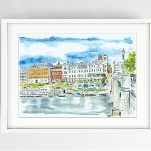 Könnte beinhalten: Aquarellmalerei einer Stadtlandschaft mit Gebäuden in Weiß, Orange und Braun vor einem blauen Himmel mit Wolken. Eine Brücke und Boote sind im Vordergrund zu sehen. Das Kunstwerk ist in einem weißen Rahmen gerahmt.