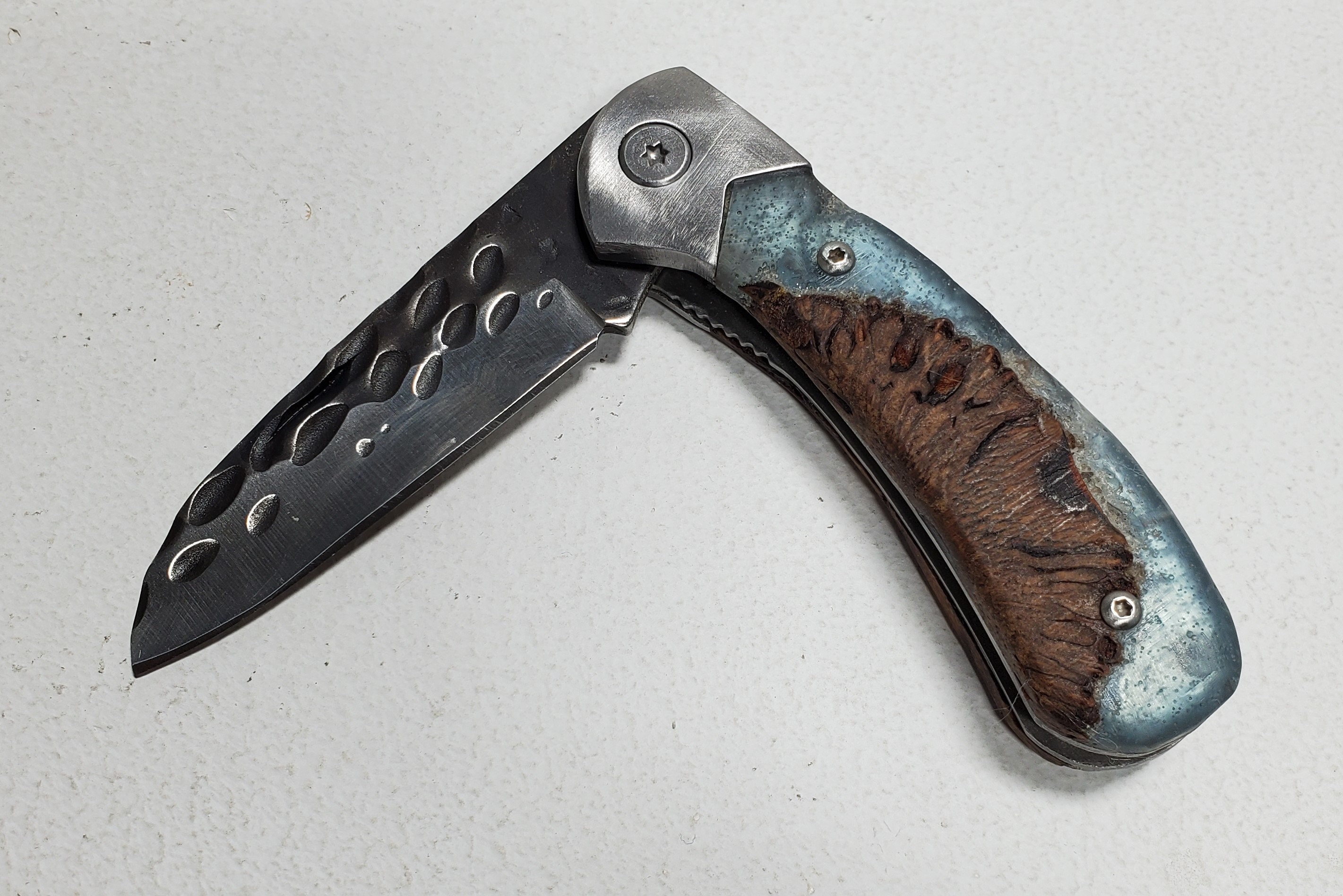 Cuchillo de cuchilla de bloqueo de acero tallado con resina | Etsy