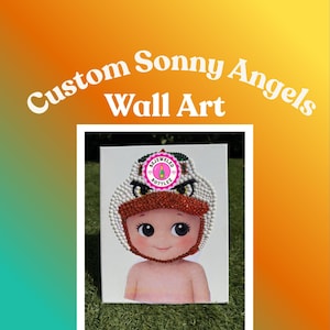 Może przedstawiać: Niestandardowa grafika ścienna Sonny Angels. Grafika przedstawia postać przypominającą dziecko z ozdobnym kapeluszem. Kapelusz jest biały z czerwonymi i zielonymi akcentami. Tło to gradient pomarańczowego i ż&oacute;łtego.