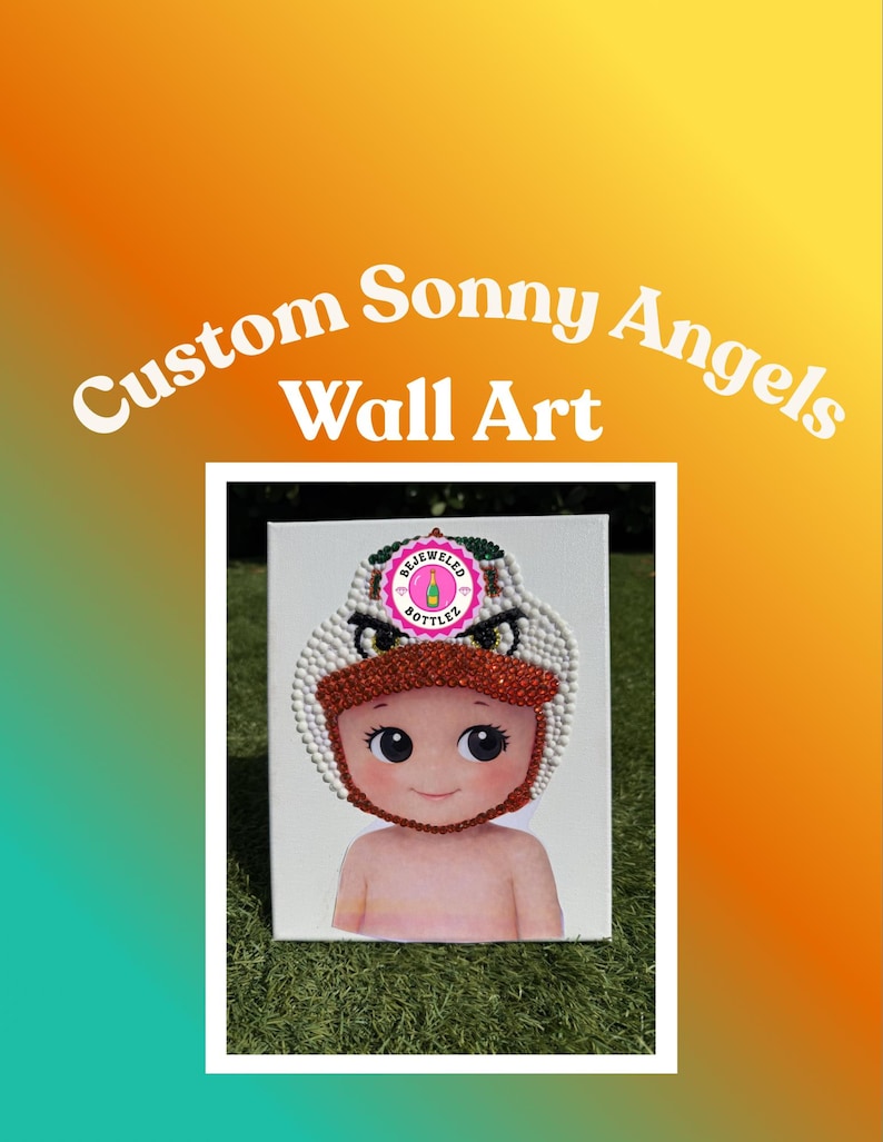 Może przedstawiać: Niestandardowa grafika ścienna Sonny Angels. Grafika przedstawia postać przypominającą dziecko z ozdobnym kapeluszem. Kapelusz jest biały z czerwonymi i zielonymi akcentami. Tło to gradient pomarańczowego i ż&oacute;łtego.