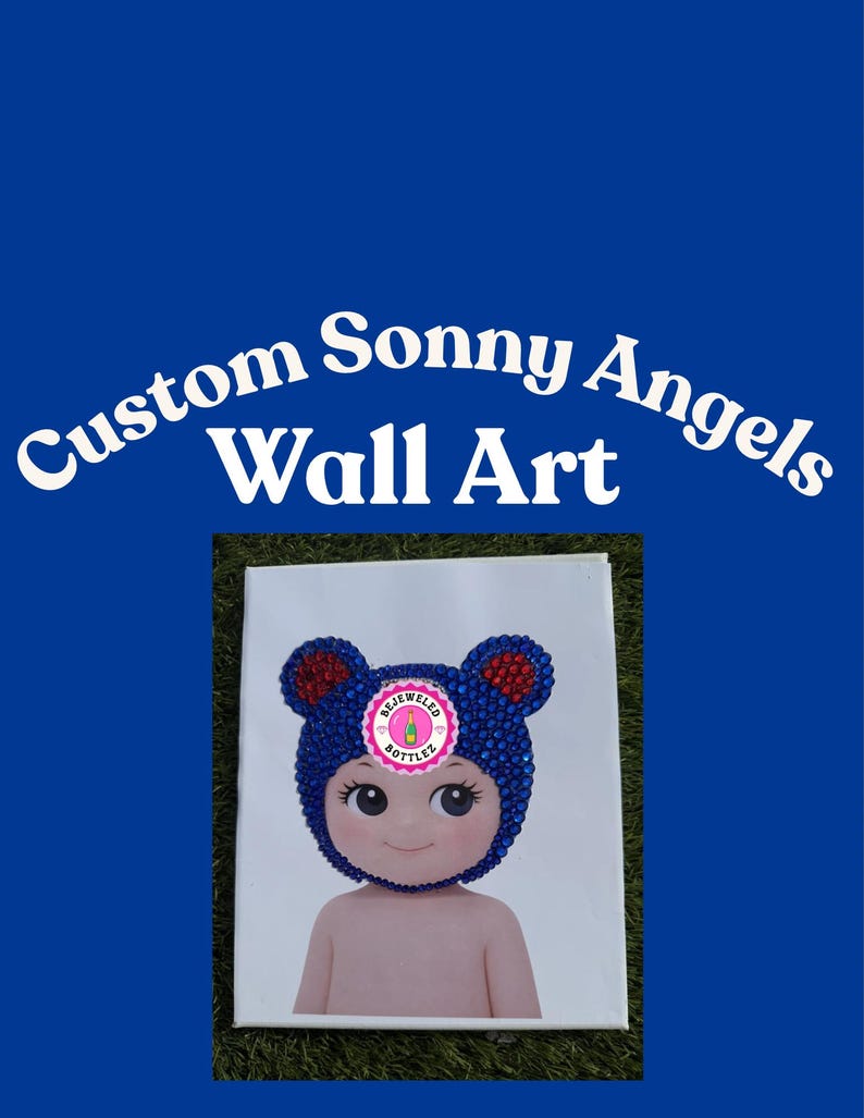 Może przedstawiać: Niestandardowa grafika ścienna Sonny Angels. Wydruk na pł&oacute;tnie przedstawiający postać z kresk&oacute;wki z niebieską, wysadzaną klejnotami czapką niedźwiedzia oraz r&oacute;żową i białą naklejką. Tło jest żywo niebieskie.
