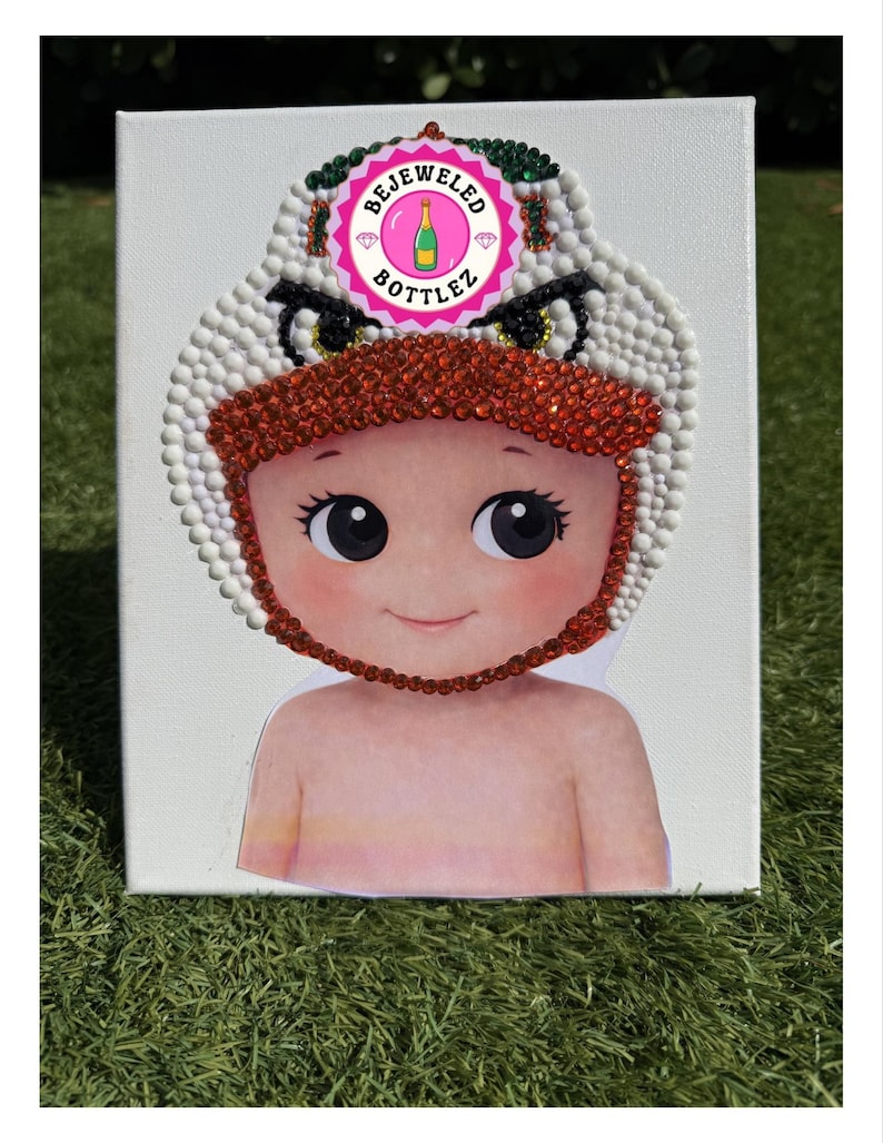 Może przedstawiać: Biały ceramiczny kubek z czarnym uchwytem i napisem "But First, Coffee" w stylu odręcznym. Kubek stoi na białej powierzchni. Kubek ma około 10 cm wysokości.