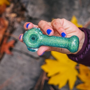 Collectable Glitter Pipe: Liquid Filled & Freezable -Platinum Sparkle Stingray Glass Piece