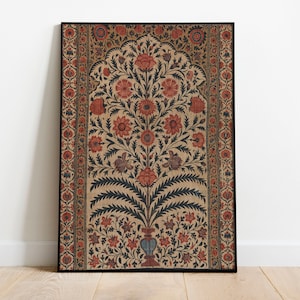 Peut inclure: Une impression encadrée d'un textile indien antique avec un motif floral stylisé dans des tons de rouge, noir et crème sur un fond beige.