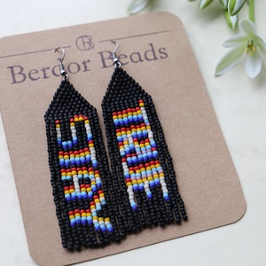 Pendientes de cuentas tejidas a mano,pendientes con pensamientos,negro,pendientes geniales,arte contemporáneo,pendientes de vibraciones positivas,único,moderno,estilo punk rock