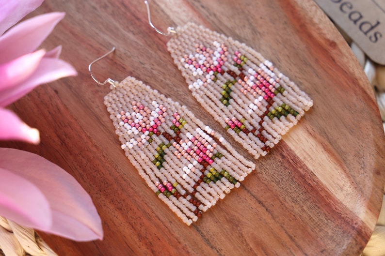 Magnolia Handwoven beaded earrings, hortensia, mangolia, pink, modern earrings, flower earrings, fringe earrings, gift for her, colorful zdjęcie 1