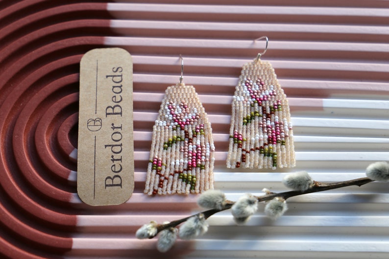 Magnolia Handwoven beaded earrings, hortensia, mangolia, pink, modern earrings, flower earrings, fringe earrings, gift for her, colorful zdjęcie 4