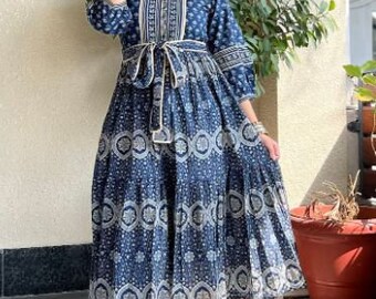 Handblockbedrucktes Kleid für Damen, Partykleidung, Midikleid, Baumwoll-Blumenkleid, weiß-blaues Kleid, handgefertigt in Indien, Kleid mit Taschen, Gürtel