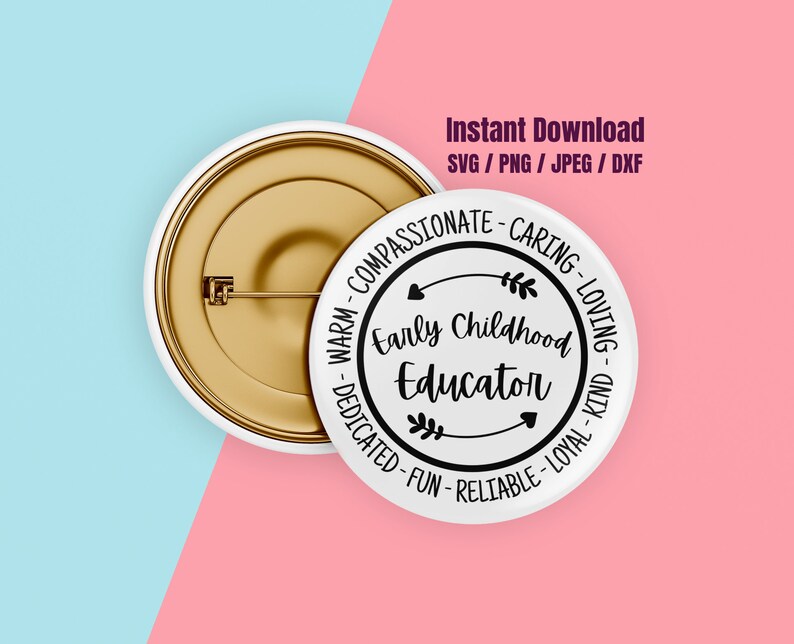 Puede incluir: Un bot&oacute;n blanco con una parte trasera y un alfiler dorados. El bot&oacute;n presenta el texto "Early Childhood Educator" rodeado de palabras como "compasivo" y "amoroso". Las palabras "Descarga instant&aacute;nea" tambi&eacute;n son visibles.