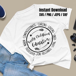 Puede incluir: Camiseta blanca con un dise&ntilde;o circular negro que dice "Early Childhood Educator" con palabras como "compasivo" y "amoroso" alrededor del c&iacute;rculo. La camiseta se combina con vaqueros azules y zapatillas deportivas. Tambi&eacute;n se ven un tel&eacute;fono, auriculares y gafas de sol.