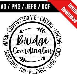 Könnte beinhalten: Schwarzweißes Kreisdesign mit dem Text "Bridge Coordinator" in der Mitte. Der Kreis ist von einem Textkreis umgeben, der "Warm - Compassionate - Caring - Loving - Dedicated - Fun - Reliable - Loyal - Kind" lautet.
