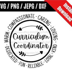 Può includere: Design circolare in bianco e nero con il testo "Curriculum Coordinator" in un font scritto a mano. Il cerchio è circondato da un anello di testo che recita "Warm - Compassionate - Caring - Loving - Dedicated - Fun - Reliable - Loyal - Kind".