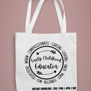 Puede incluir: Bolso de mano blanco con la frase "Early Childhood Educator" en un dise&ntilde;o circular. El dise&ntilde;o incluye palabras como "compasivo", "cari&ntilde;oso" y "amoroso". La bolsa tambi&eacute;n tiene el texto "Instant Download: SVG / PNG / JPEG / DXF."