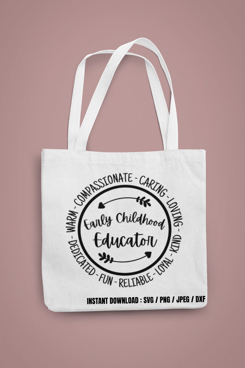 Puede incluir: Bolso de mano blanco con la frase "Early Childhood Educator" en un dise&ntilde;o circular. El dise&ntilde;o incluye palabras como "compasivo", "cari&ntilde;oso" y "amoroso". La bolsa tambi&eacute;n tiene el texto "Instant Download: SVG / PNG / JPEG / DXF."
