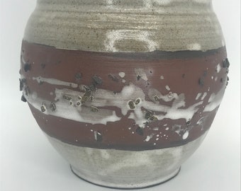 私のお気に入りのバージニア粘土を、玄武岩と白のサテン釉をかけた赤い粘土の釉薬で飾りました。