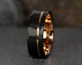 Anello di nozze martellato nero, anello di anniversario in carburo di tungsteno spazzolato martellato, anello da uomo con striscia in oro rosa, anello da 8 mm, anello nero