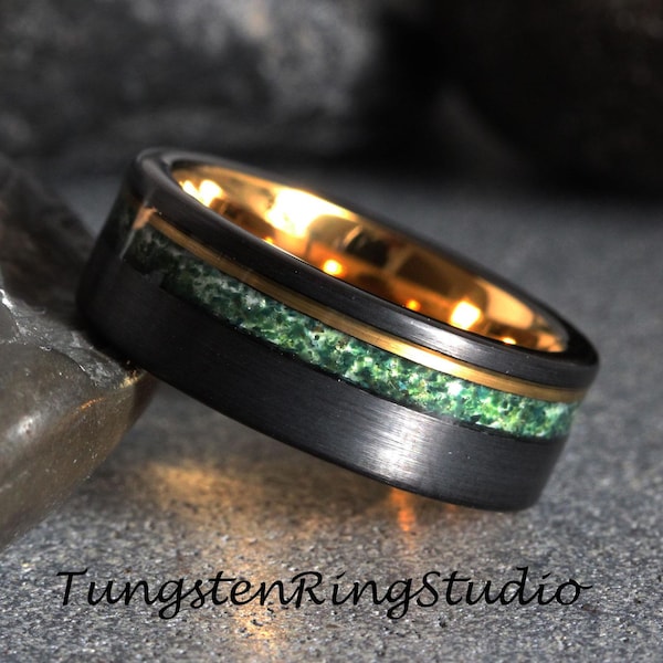 Anillo de tungsteno con detalles en oro amarillo y ágata musgosa, alianza de boda verde cepillado negro