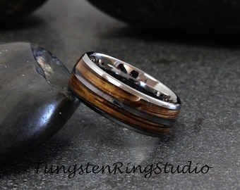 Whisky Barrel Wolfram Ring - Hergestellt aus wiedergewonnenem Holz eines authentischen Jack Daniels Whisky Fasskopfes / Deckels - Geschenk für Ihn Jahrestag