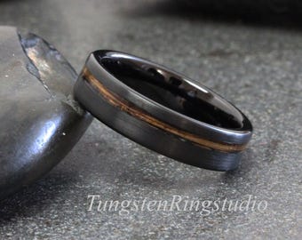 Whisky Barrel Schwarzer Wolframring - Hergestellt aus wiedergewonnenem Holz eines authentischen Jack Daniels Whisky Barrel-Kopfes / Deckels - Geschenk für Ihn