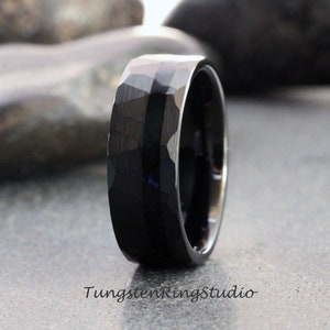 Zwarte toermalijn herenhamer trouwring met zwarte hamer geborstelde wolfraam band herenring, 8 mm wolfraam trouwring geborstelde ring