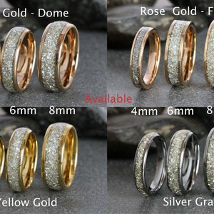 Pu&ograve; includere: Tre diverse dimensioni di anelli in carburo di tungsteno con una finitura testurizzata scintillante. Gli anelli sono mostrati in oro rosa, oro giallo e grigio argento.