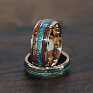 Anello di nozze in tungsteno e oro rosa con legno di koa e opale frantumato, possibile abbinamento con anello di nozze per lui e per lei, anello di nozze in oro rosa, anello di anniversario
