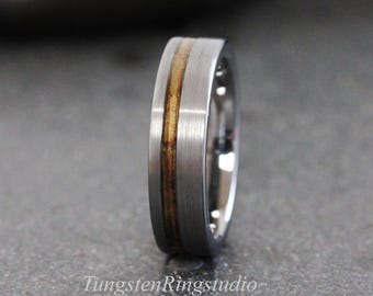 Whisky Barrel Wolfram Ring - Hergestellt aus wiedergewonnenem Holz eines authentischen Jack Daniels Whisky Fasskopfes / Deckels - Geschenk für Ihn Jahrestag