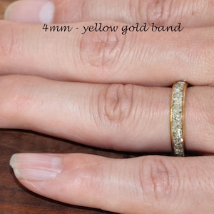 Pu&ograve; includere: Una fascia in oro giallo da 4 mm con una fila di piccoli diamanti attorno all'intera fascia.