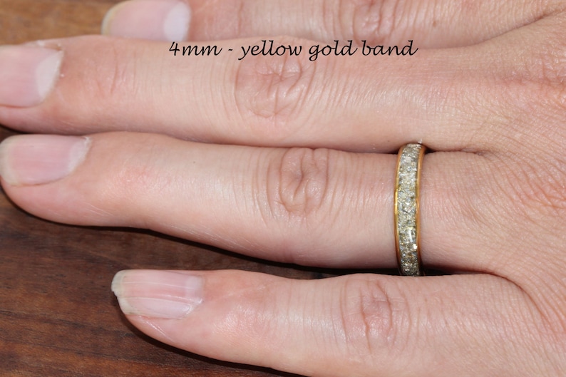 Pu&ograve; includere: Una fascia in oro giallo da 4 mm con una fila di piccoli diamanti attorno all'intera fascia.