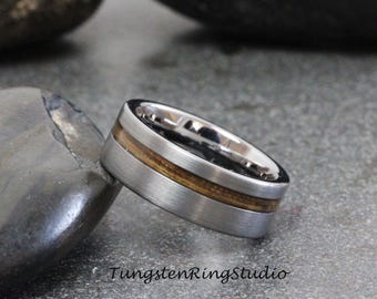 Whisky Barrel Wolfram Ring - Hergestellt aus wiedergewonnenem Holz eines authentischen Jack Daniels Whisky Fasskopfes / Deckels - Geschenk für Ihn Jahrestag