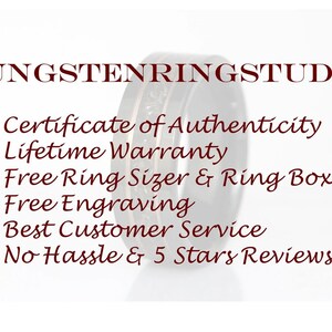 Op de afbeelding: Een close-up van een donkergrijze ring van wolfraam met een koperen inlay. De ring ligt op een witte achtergrond met de tekst "TUNGSTENRINGSTUDIO" en een lijst met voordelen: Certificaat van echtheid, levenslange garantie, gratis ringmaatmeter & ringdoos, gratis gravering, beste klantenservice, geen gedoe & 5 sterren beoordelingen.