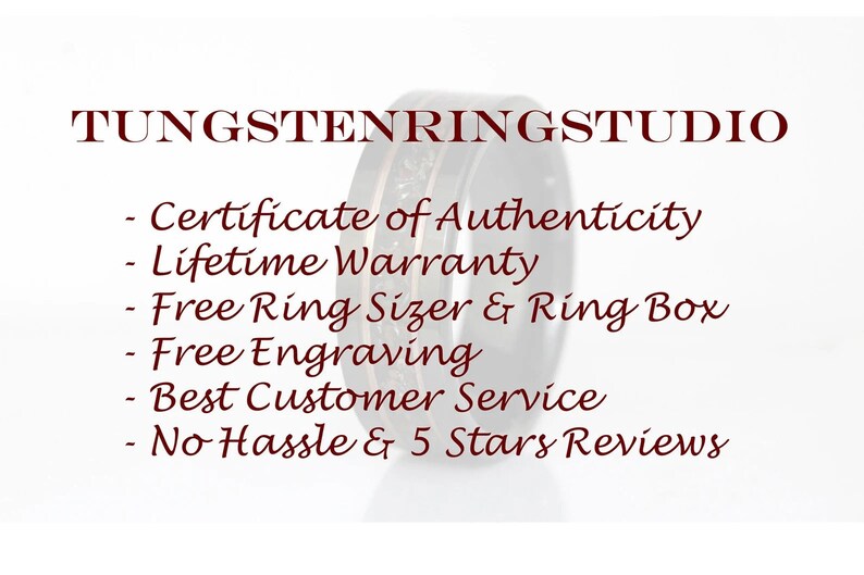 Op de afbeelding: Een close-up van een donkergrijze ring van wolfraam met een koperen inlay. De ring ligt op een witte achtergrond met de tekst "TUNGSTENRINGSTUDIO" en een lijst met voordelen: Certificaat van echtheid, levenslange garantie, gratis ringmaatmeter & ringdoos, gratis gravering, beste klantenservice, geen gedoe & 5 sterren beoordelingen.