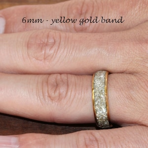 Pu&ograve; includere: Una fascia in oro giallo da 6 mm con una fila di piccole pietre trasparenti attorno al bordo.