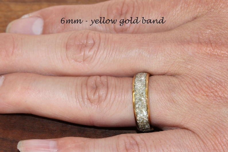 Pu&ograve; includere: Una fascia in oro giallo da 6 mm con una fila di piccole pietre trasparenti attorno al bordo.